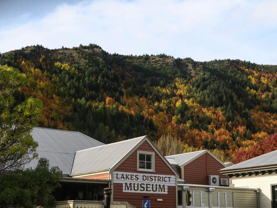 Das kleine Lake District Museum in Arrowtown ist preisgekrönt und bietet euch einen Einblick in die Geschichte der Goldgräberstadt. Lake District Museum, Arrowtown Museum, Queenstown Museum, Arrowtown Geschichte, Goldgräber