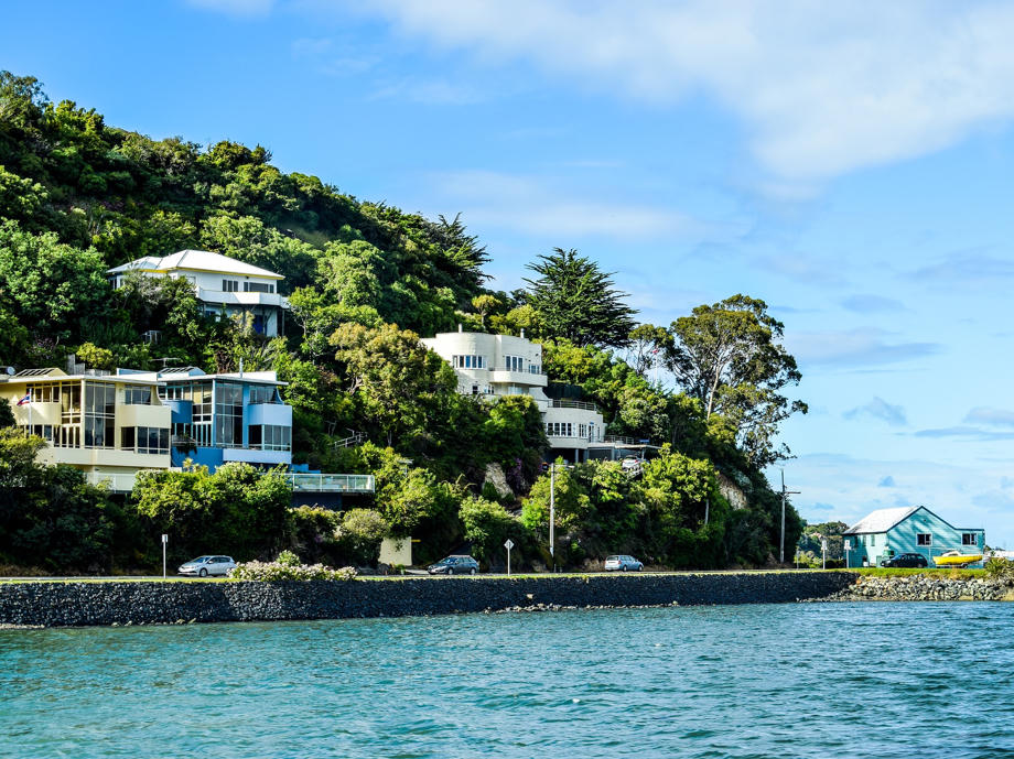 Der Weg auf die Otago Peninsula ist von vielen kleinen schicken Stadtteilen Dunedins geprägt. Otago Peninsula, Dunedin, Villa, Straße