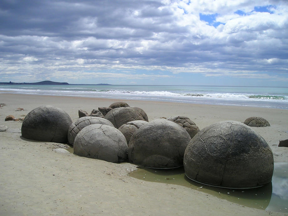 Handelt es sich bei den mysteriösen Felsen der Moeraki Boulders um Millionen Jahre alte Calcit-Konkretionen oder doch wie nach Māori-Legenden vom großen Reisekanu Araiteuru an Land gespülte Flaschenkürbisse? Moeraki Boulders, Oamaru, Dunedin, Highlights Neuseeland