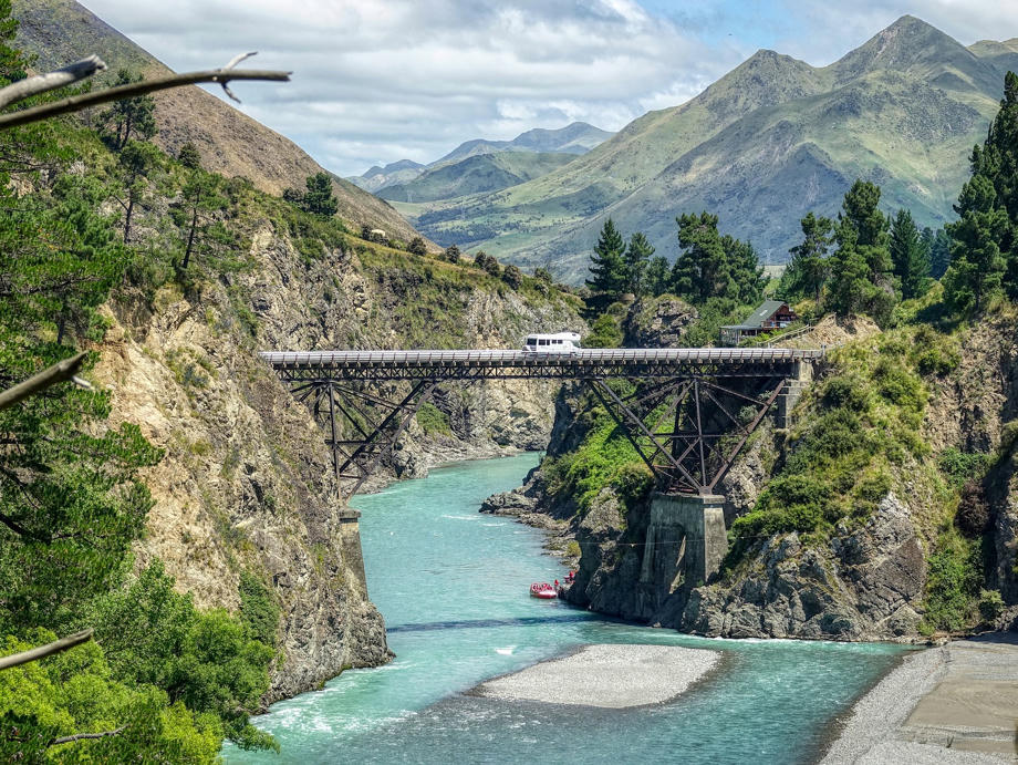 Hanmer Springs erreicht ihr nach einer kurvigen Fahrt über den Highway 7A. Hanmer Springs, Neuseeland, Hot Pools, Hot Springs, Brücke