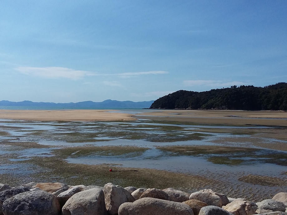 Nelson ist das Tor zum Abel Tasman Park, in welchem ihr über Strände wandern könnt und dabei auf die Gezeiten achten müsst. Nelson, Marahau, Strand, Ebbe