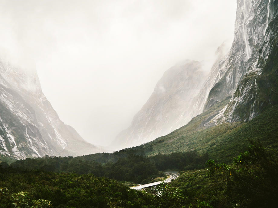 Der Milford Sound und der Weg dorthin ist ein Naturschauspiel wie aus einer anderen Welt. Milford Sound, Fiordland, Southland, Regenwald, Felsen, Wasserfälle, Naturschauspiel
