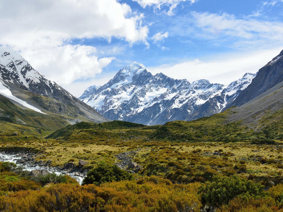 Von Mount Cook Village habt ihr tolle Aussichten auf das umliegende Tal mit den thronenden Gipfeln im Hintergrund. Mount Cook, Aoraki, Neuseeland Camper mieten, Neuseeland Route