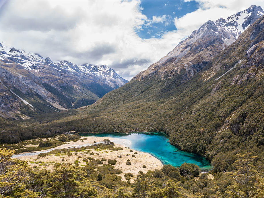 Ein kristallklar blauer Gletschersee Nelson Lakes, Neuseeland, Gletschersee, Camper