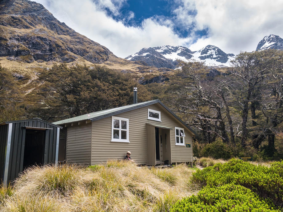 Eine der typischen Hütten des DOC auf den kleineren Wanderrouten Neuseelands. Hütte, Hut, DOC, Wandern Neuseeland, Nelson Lakes