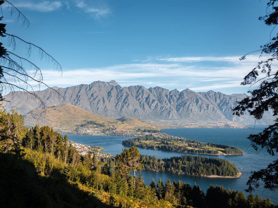 Die Queenstown Garden liegen auf der vorderen der beiden Halbinseln. Queenstown Gardens, Ben Lomond, Aussicht