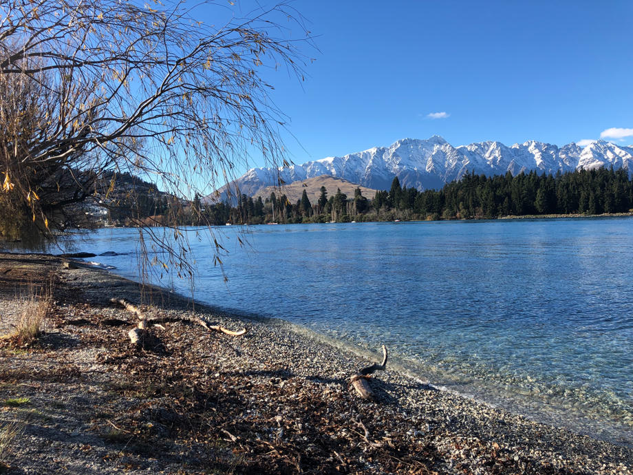 Entlang der Küste Richtung Fernhill könnt ihr den gemütlichen Sunshine Bay Track entang spazieren. Queenstown, Fernhill, Sunshine Bay Track,