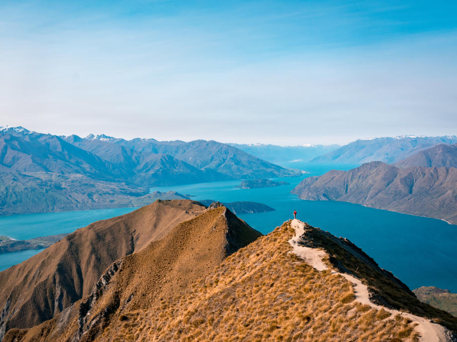 Wer den ganzen Weg bis zum Roys Peak schafft, wird mit dieser Aussicht belohnt. Tipp: Früh zum Sonnenaufgang kommen! Roys Peak, Roys Peak Wanaka, Wanaka Fotospot, Wanaka Wandern, Wanaka Aussicht See
