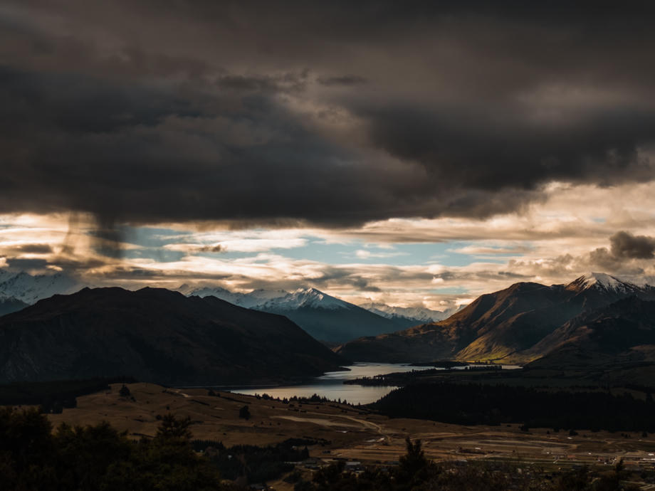 Vom Mount Iron Loop Track habt ihr tolle Aussichten über die Stadt und die umliegenden Ebenen. Mount Iron, Mount Iron Loop Track, Wanaka Wandern, Wanaka Highlights