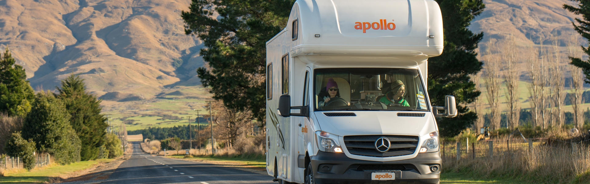 Der Euro Camper von Apollo Motorhomes auf einer Straße in Neuseeland