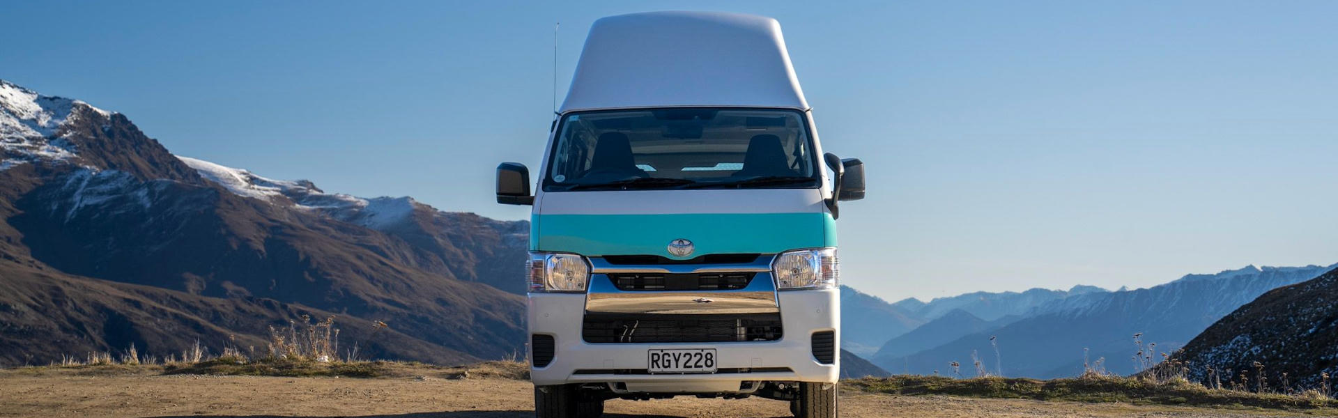 Der Wallace Freshy von Barefoot Campers geparkt am Wegrand in Neuseeland