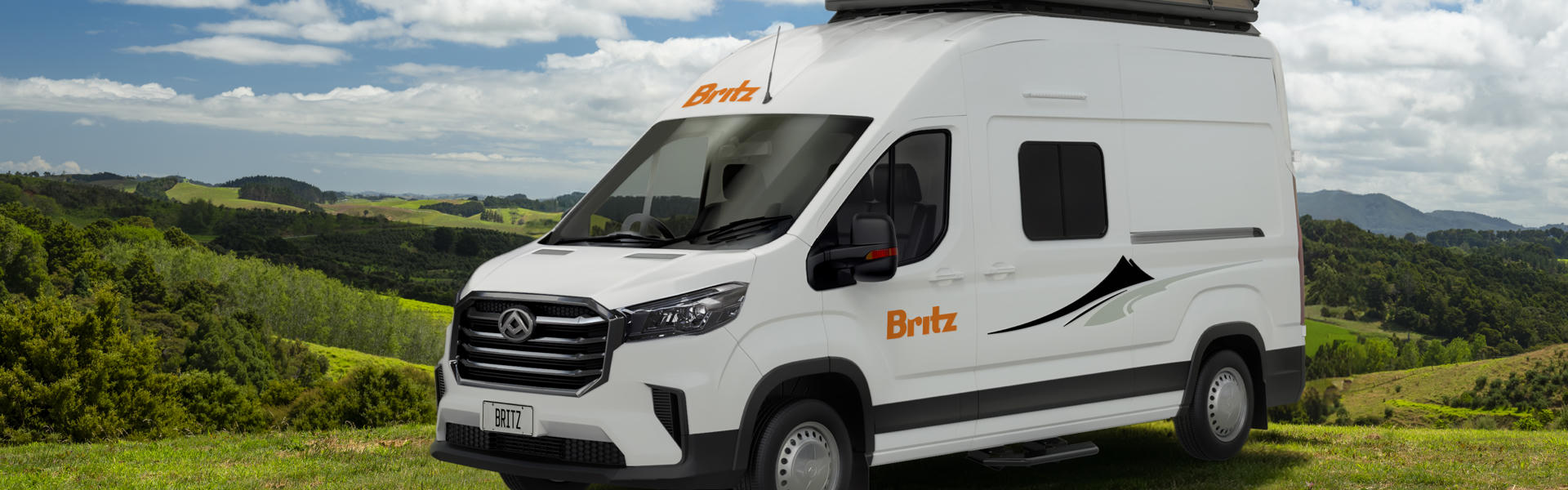 Voyager Camper von Britz Rentals geaprkt auf einer Wiese in Neuseelad