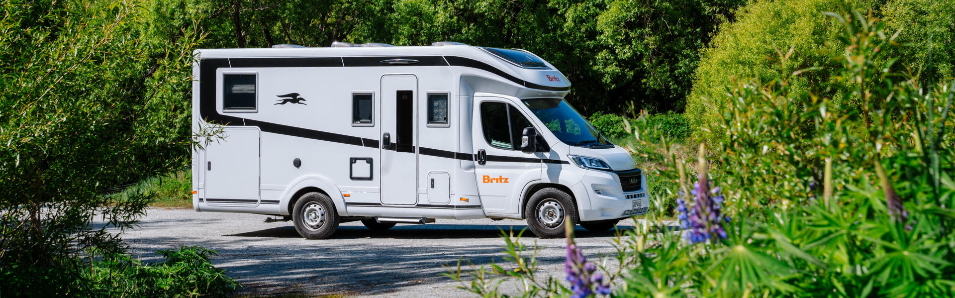 Der Wanderer Camper auf der Straße fahrend in Neuseeland