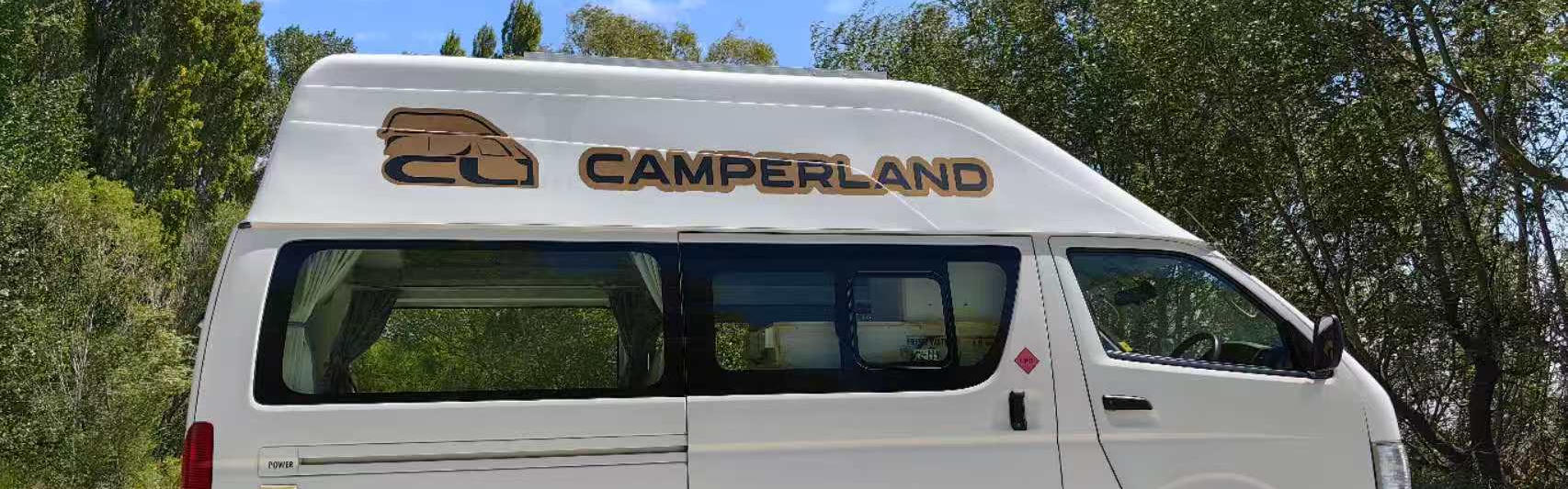 Fahrzeug von Camperland geparkt auf Schotter in Neuseeland