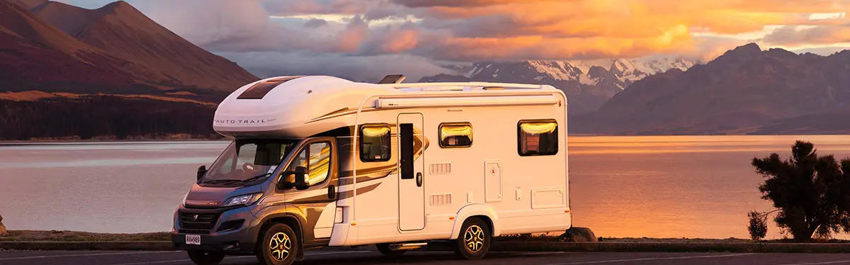 Der 6 Berth Deluxe von Discover NZ Motorhome Rentals auf einer Wiese in Neuseeland 