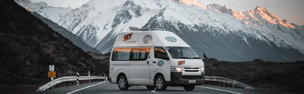Ein Camper aus der Euro Campers Flotte vor einem Berg in Neuseeland