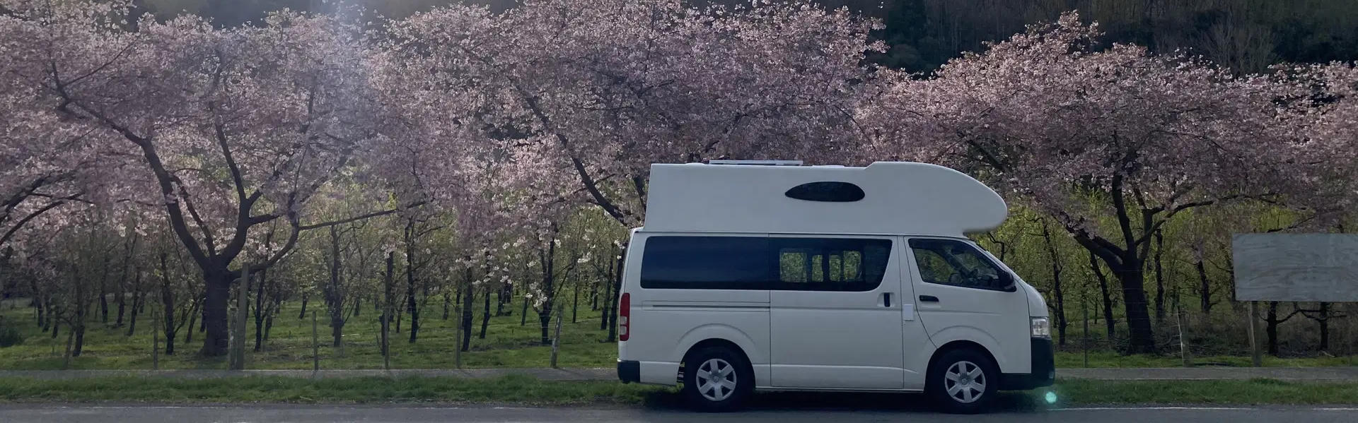 Camper auf der Straße nähe Küste