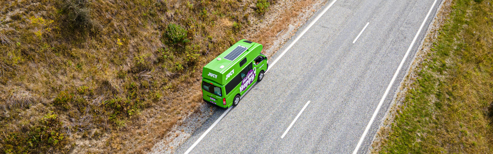 Der Jucy Chaser von Jucy Rentals auf einer Straße in Neuseeland