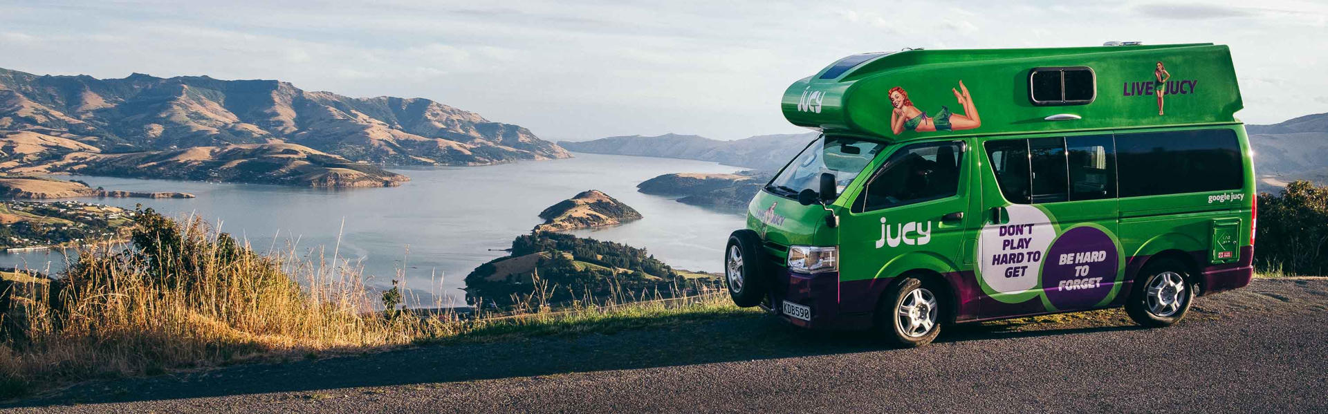 Jucy Rentals Fahrzeug für Backpacker in der Natur von Neuseeland