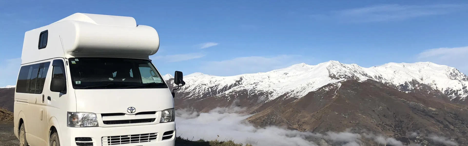 Camper geparkt auf einer Wiese