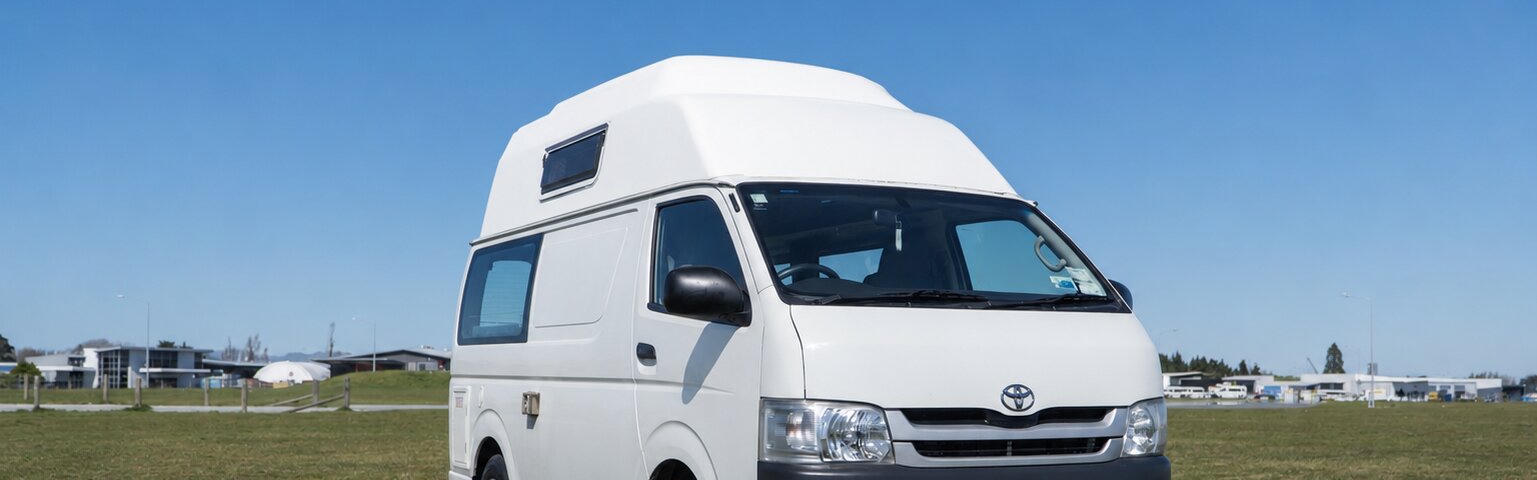 Lucky Roadie auf einer Wiese geparkt in Neuseeland