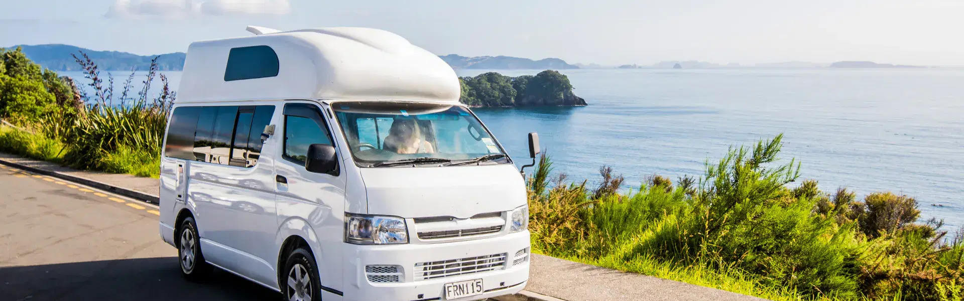 Camper geparkt auf einer Wiese