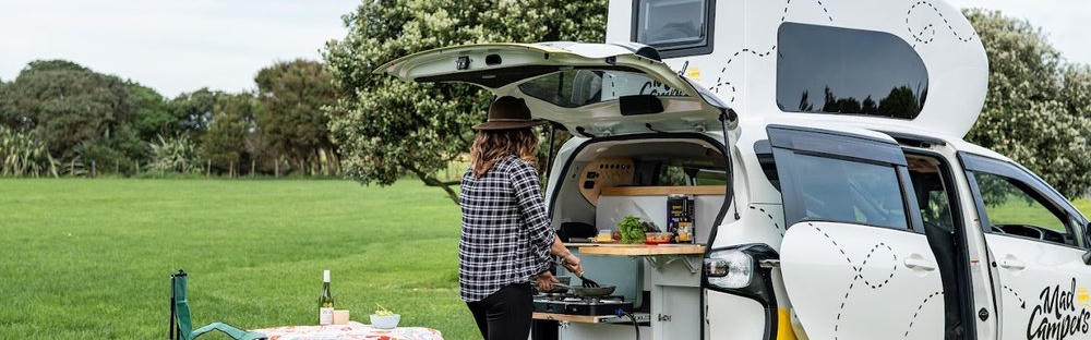 Der NoMAD Camper in der Natur bei Sonnenuntergang für Alleinreisende in Neuseeland