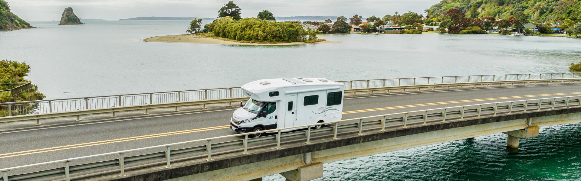 Das Premium Wohmobil Beach von Maui Motorhomes auf einer Brücke in Neuseeland