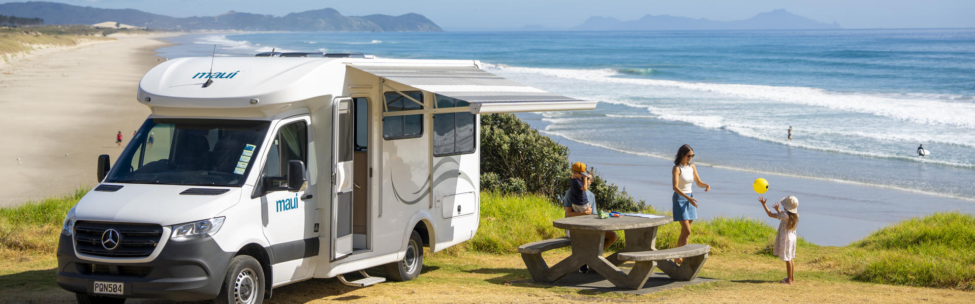 Das Premium Wohnmobil Cascade von Maui Motorhomes am Strand in Neuseeland