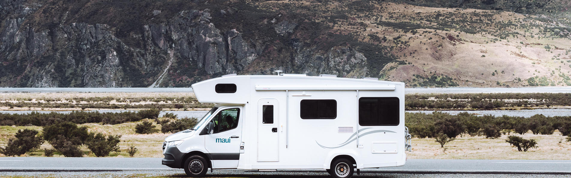 Das Premium Wohnmobil River von Maui Motorhomes vor einer Berglandschaft in Neuseeland