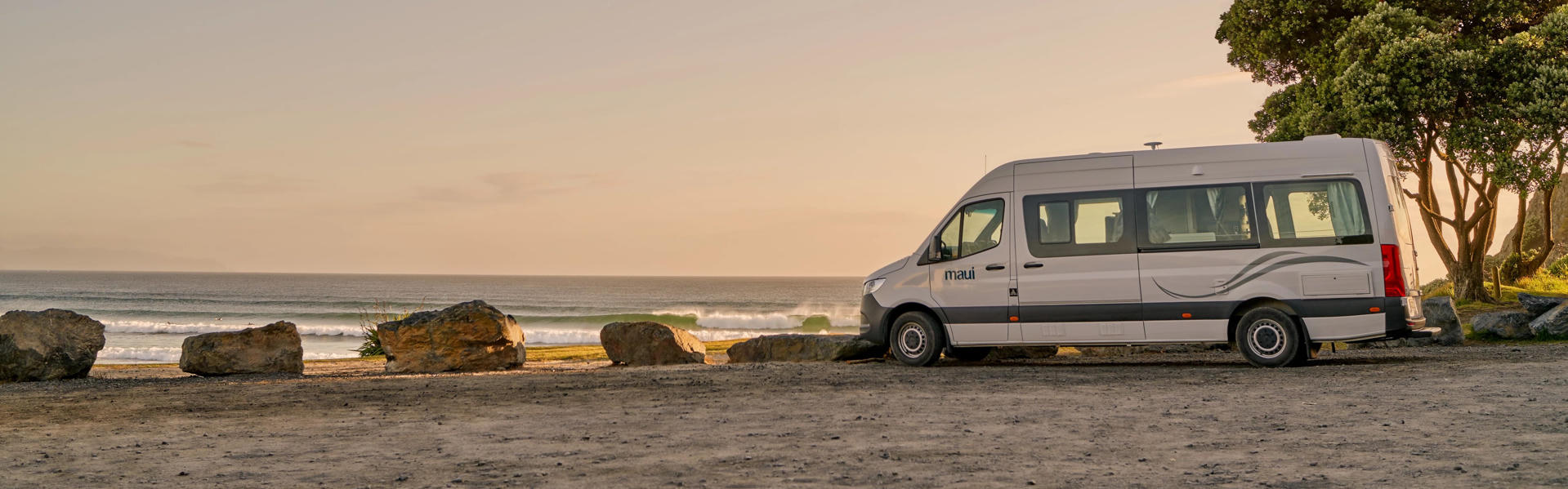 Ultima Plus von Maui Motorhomes am Strand in Neuseeland