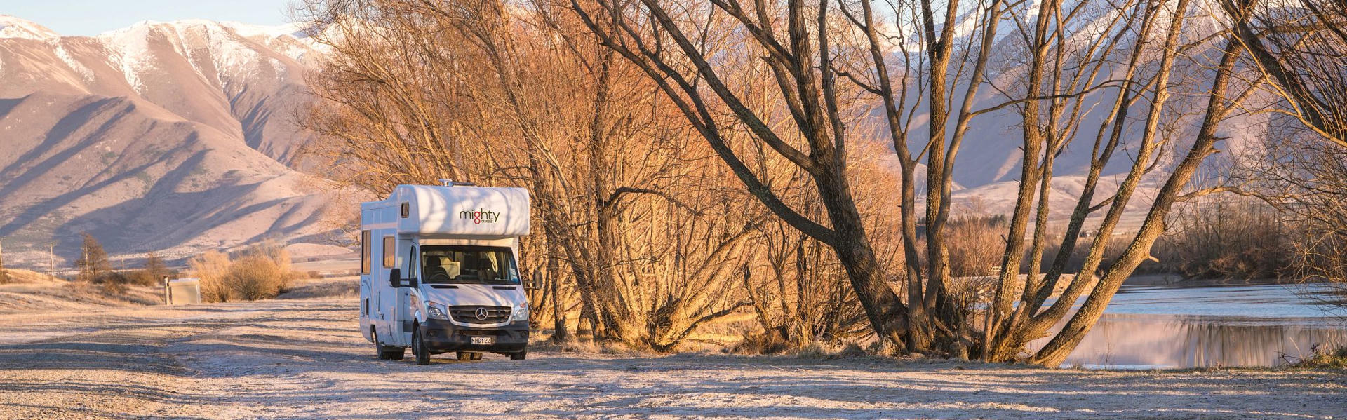 Double Up 4 Bett Wohnmobil zwischen Bäumen in Neuseeland