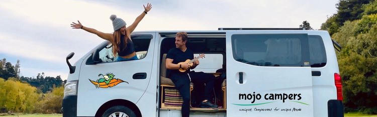 Der Flow Medium Roof von Mojo Campers vor den Bergen in Neuseeland