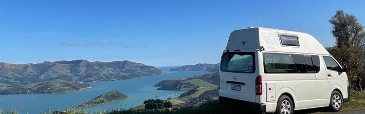 Der Luke Hitop Extra High Roof Hitop im Stillstand auf der Straße in Neuseeland