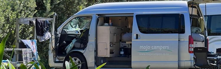 Der Scotty High Roof von Mojo Campers geparkt auf einer Wiese in Neuseeland