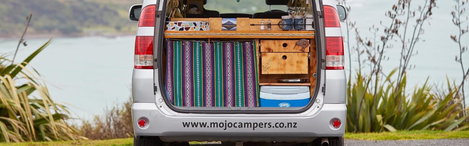 Der Sleepervan Generation 1 von Mojo Campers vor dem Meer in Neuseeland