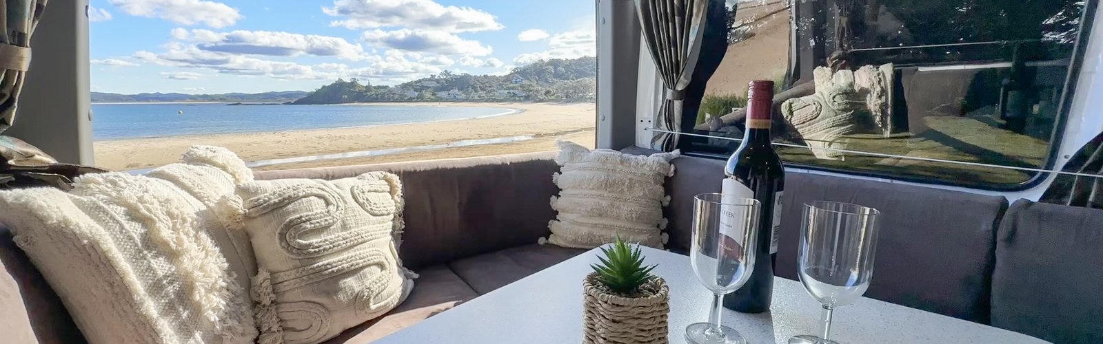 Der Cruiser von Nomado geparkt auf einer Wiese in Neuseeland