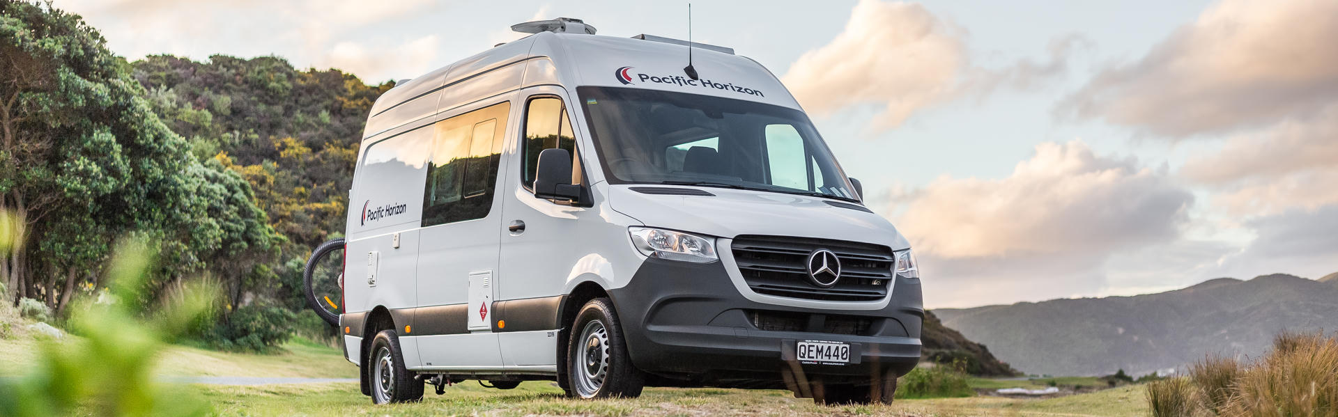 Das 2+1 Fahrzeug für 2 Erwachsene und ein Kind geparkt an einem See in Neuseeland