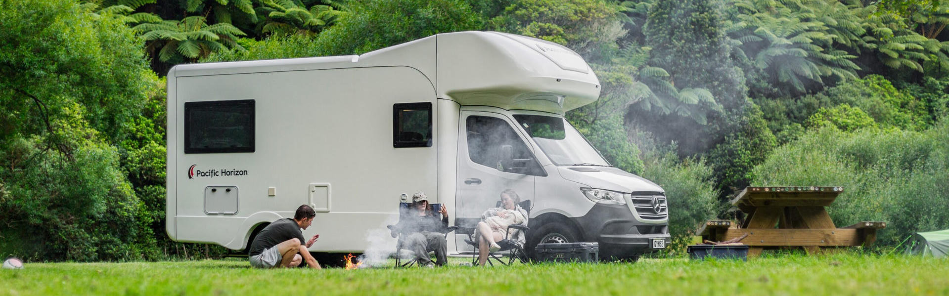 GEM 4 Motorhome von Pacific Horizon für bis zu 4 Erwachsene an einem Wald in Neuseeland