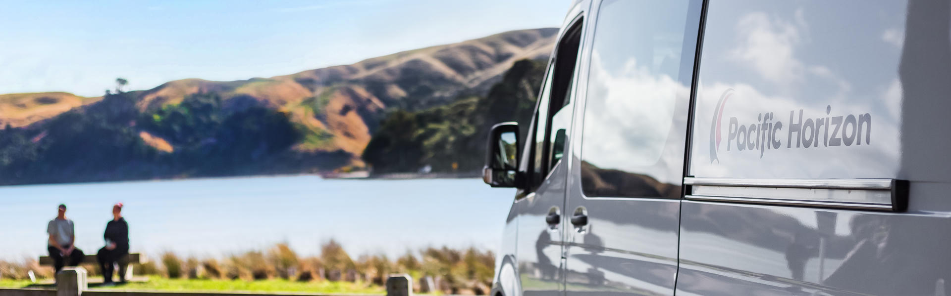 2+1 Motorhome Premium von Pacific Horizon für 2 Erwachsene auf einem Parkplatz in Neuseeland