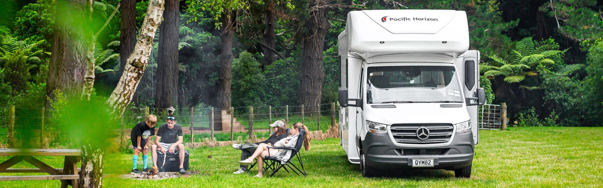 GEM 4 Motorhome von Pacific Horizon für bis zu 4 Erwachsene auf einer Wiese in Neuseeland