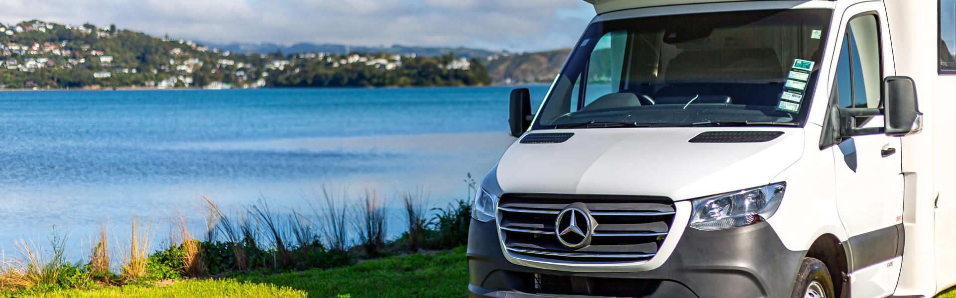 SAM 6 Bett Premium Wohnmobil für Familien von Pacific Horizon am Strand bei Nacht in Neuseeland