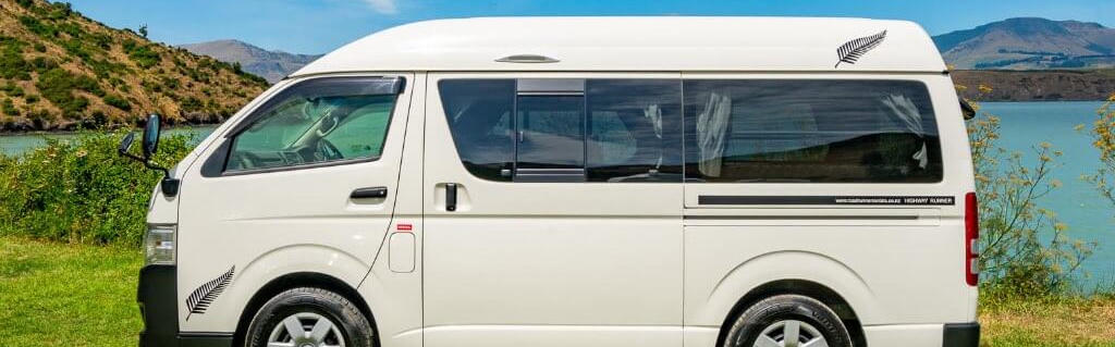 HiWay Runner von Road Runner Rentals steht vor einem See in Neuseeland