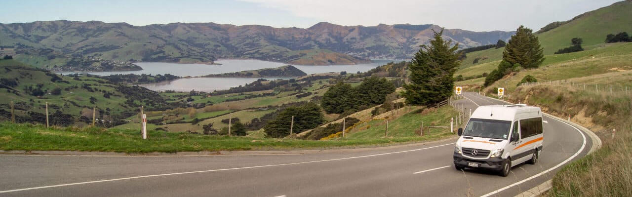 Road Runner Rentals Wohnmobil steht an einem See in Neuseeland