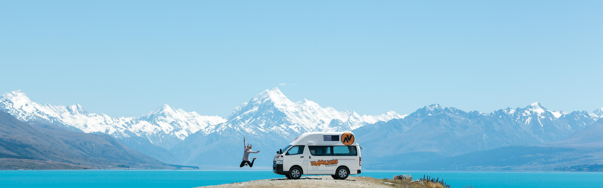 Kuga self-contained Hitop Campervan von Travellers Autobarn vor Mount Cook in Neuseeland
