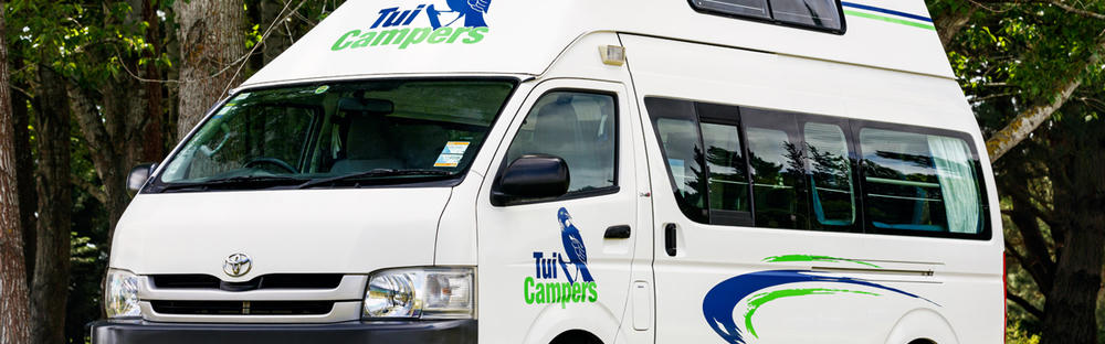 Trail Finder 4+1 Hitop Camper von TUI Campers auf einer Wiese in Neuseeland