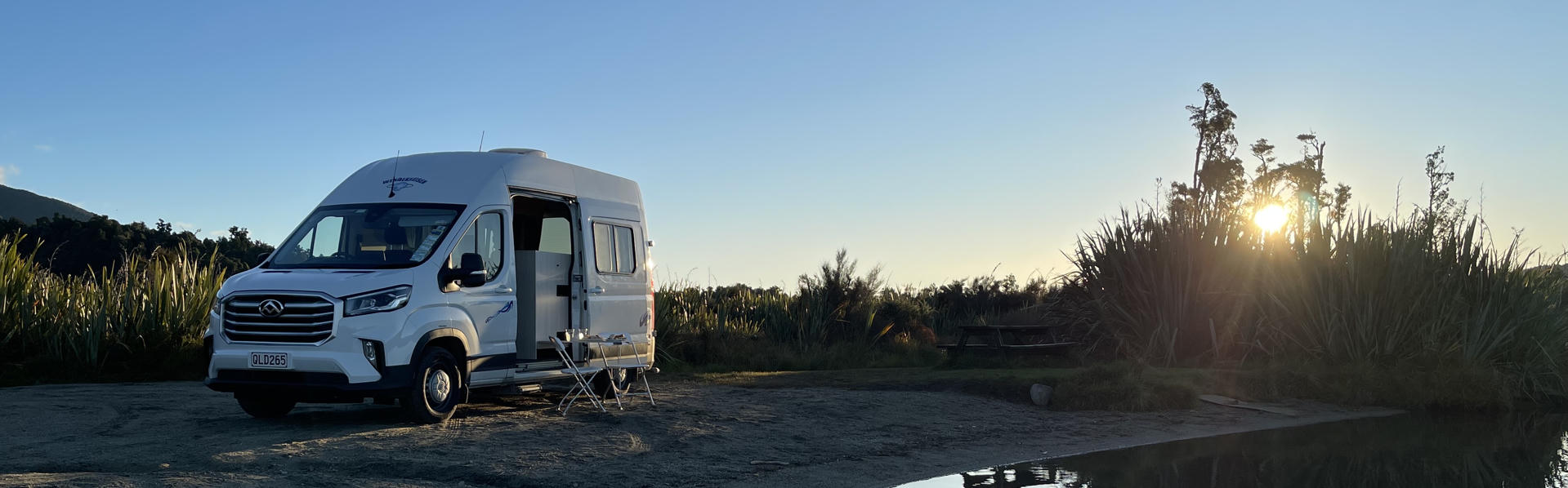 Camper geparkt auf Wiese