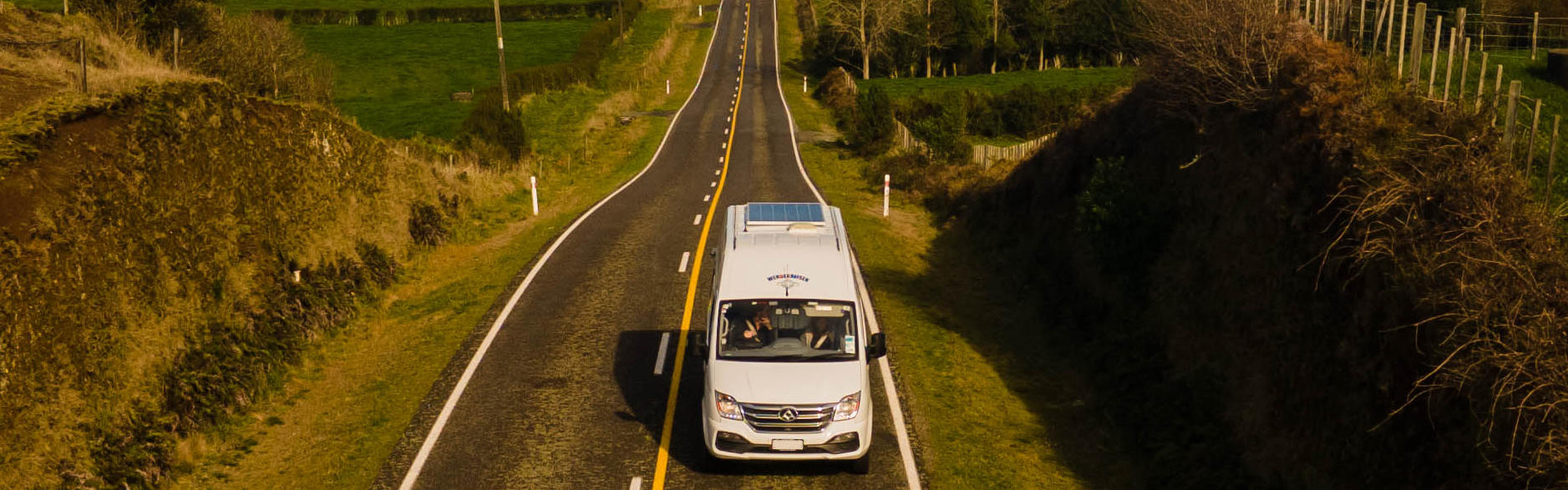 Blick auf Camper auf Straße fahrend