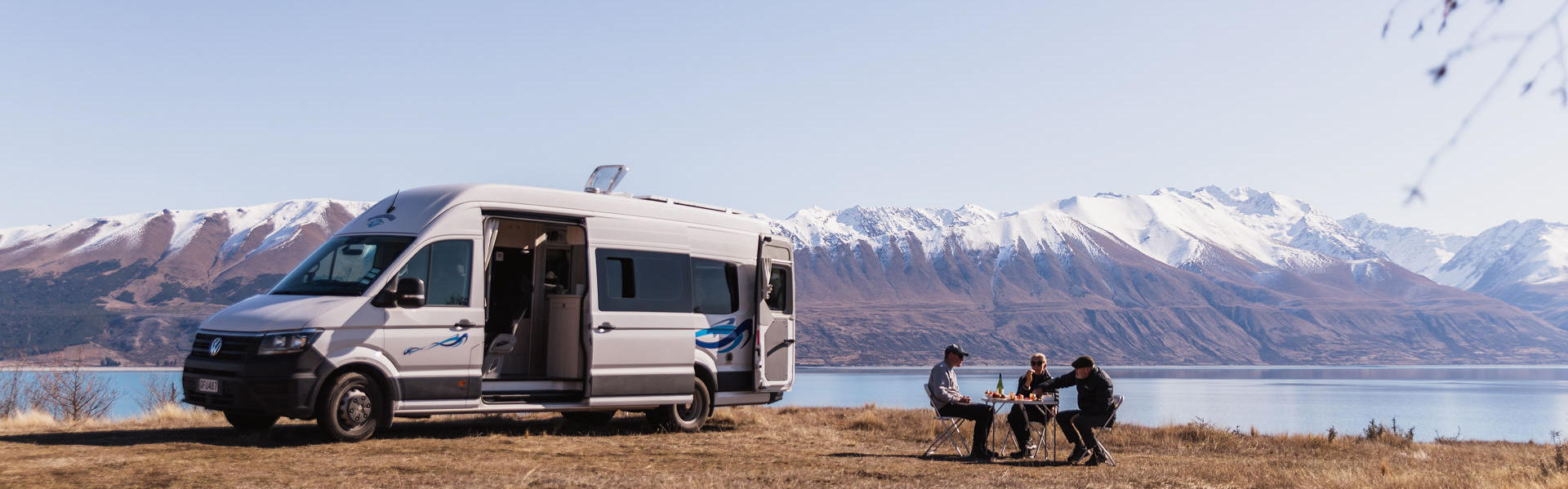 Camper parkend bei Sonnenuntergang