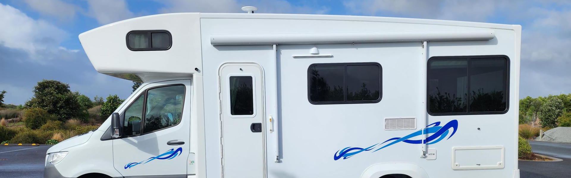 Camper auf einem Parkplatz